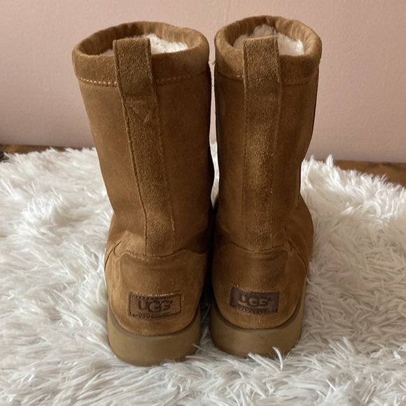 UGG Classic Boot - Picture 7 of 13